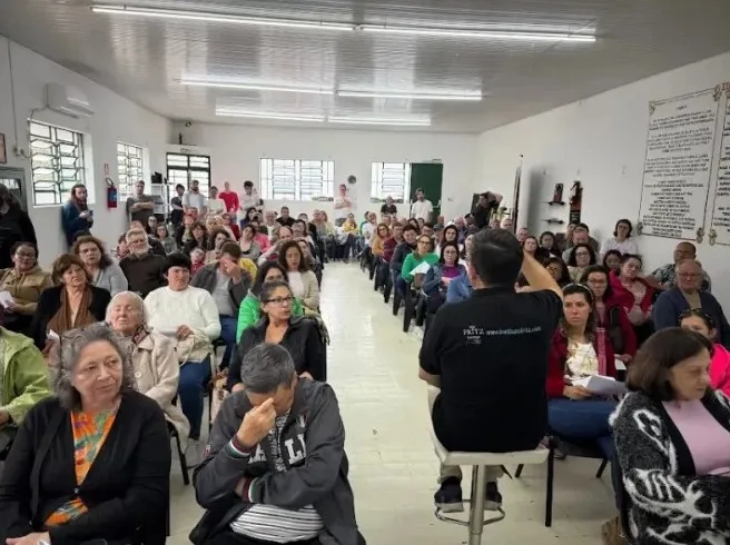 Public assis dans une salle pendant la Caravane à Caxias do Sul, RS