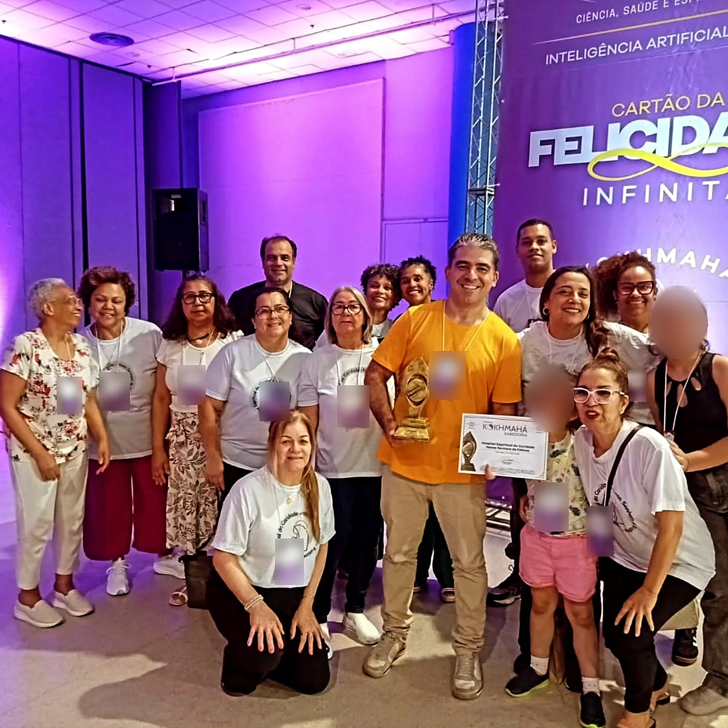 Equipe do Hospital com o troféu e o certificado do Prêmio Kokhmahá Sabedoria