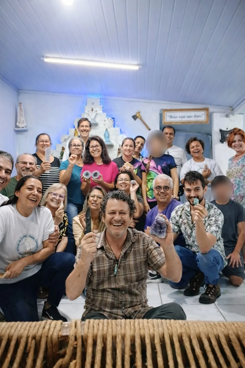 Cartaz e grupo da palestra sobre cristais no Hospital Espiritual da Caridade